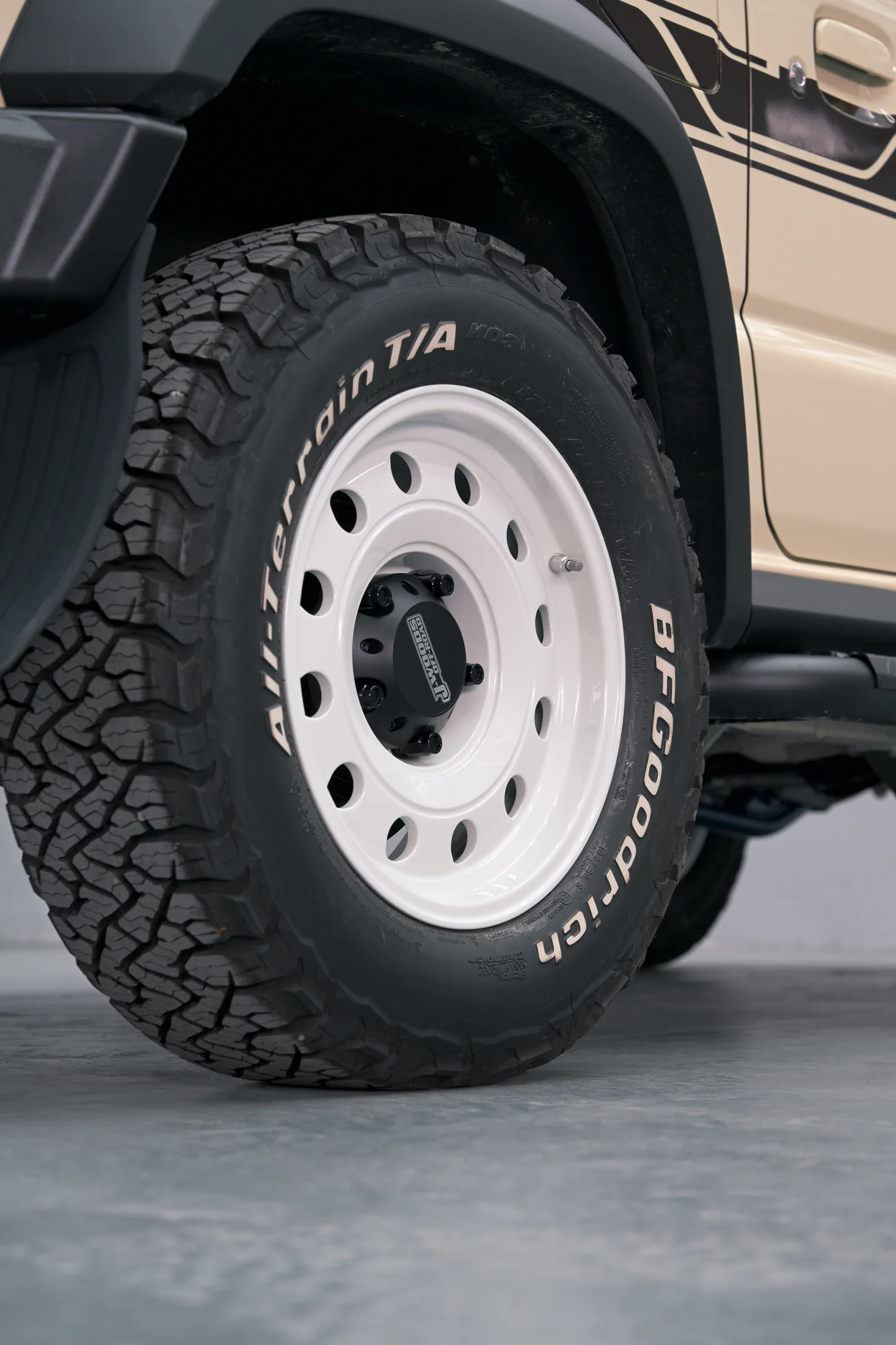 JW 16 寸白色复古轮毂，搭配 225/70 R16 百路驰 KO3。